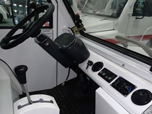 تم تزويد جرار السحب بنظام كبح مساعد ونظام توجيه هيدروليكي كامل ونظام تكييف الهواء