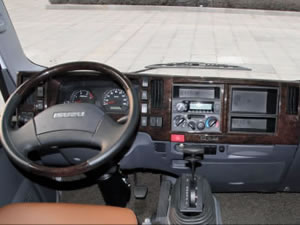 المقصورة الأتوماتيكية 700P GB 5 ذات مساحة كبيرة ومريحة في التشغيل. ويمكن تجهيزها بأجهزة تسجيل السرعة، كاميرا للعرض الخلفي، رادار وغيرها.