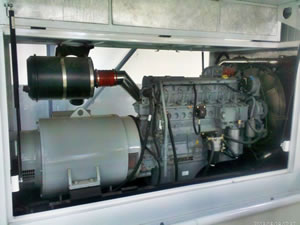 جهد الخرج المقنن لمجموعة المولد هي 115\200 فولت والنطاق القابل للضبط ± 15% مع نظام ثلاثي الطور رباعي الأسلاك.